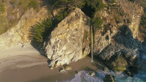 4K-UHD-Drohne---DJI-Luftaufnahmen-Der-Bezaubernden-Mcway-Falls-Und-Des-Strandes-Im-Julia-Pfeiffer-Burns-State-Park,-Am-Highway-One,-Big-Sur,-Kalifornien-|-Roadtrip-An-Der-Westküste-Der-USA