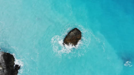 Drone-aerial-shot-of-waves-hitting-Shimizu-cliff-reef-rocks-near-Chongde-in-Taroko-National-Park,-Taiwan