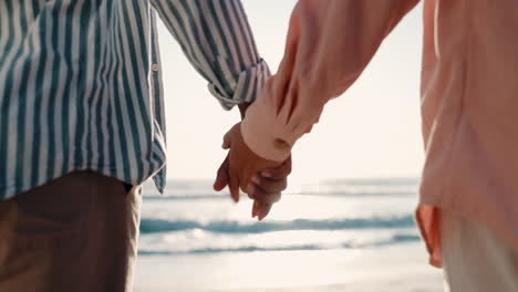 apoyo, tomarse de la mano y primer plano con la pareja