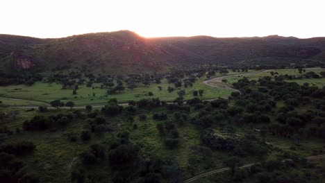 Drohnenflug-Bei-Sonnenuntergang-In-Einer-Namibischen-Wildhütte