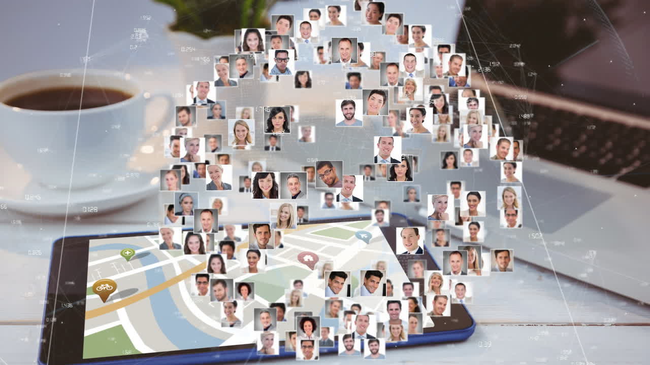 커피 컵과 함께 태블릿에 디지털 지도를 통해 소셜 네트워크 연결 애니메이션