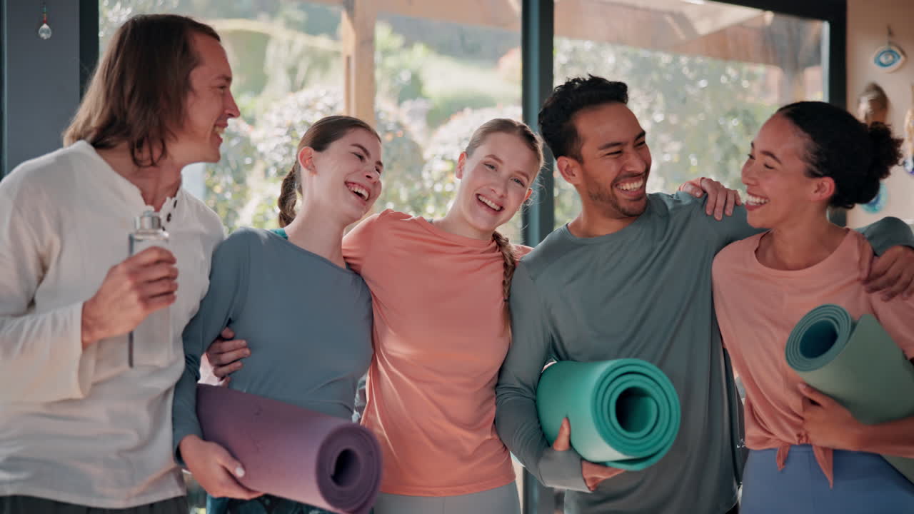 amigos felices después de la clase de yoga