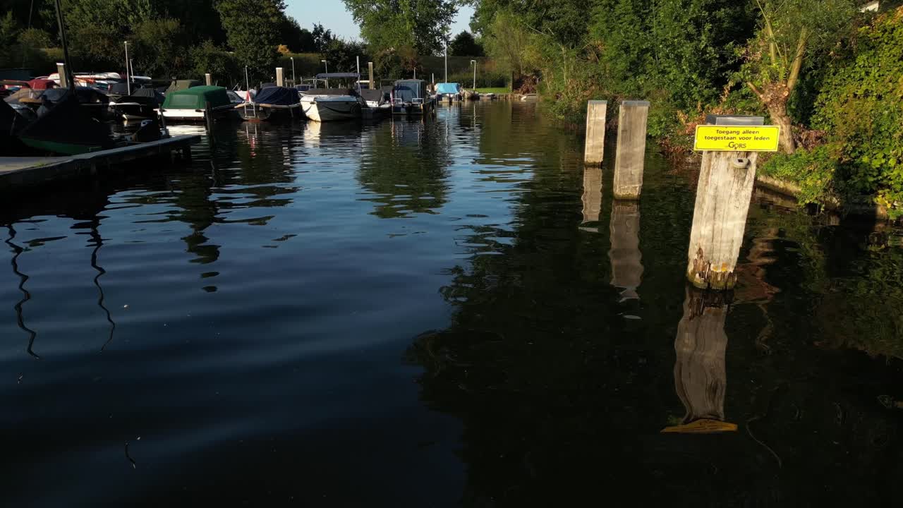 vuelo bajo aéreo sobre el río linge reflexivo tranquilo en arkel