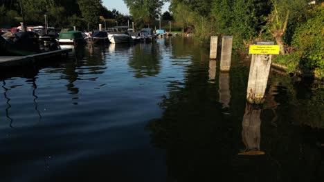 Lufttiefflug-über-Ruhigem,-Reflektierendem-Fluss-Linge-In-Arkel