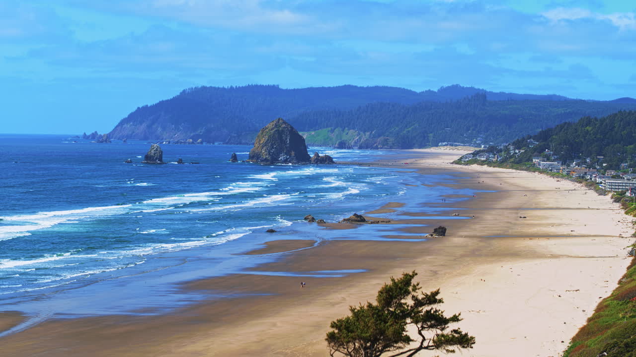 공중 상승 공개, 바다, 모래, 파도, 건초 더미 바위, 캐논 비치