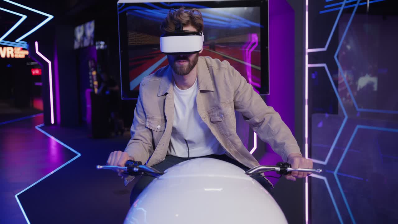 hombre con auriculares vr disfrutando de una experiencia de motocicleta virtual en una sala de juegos.