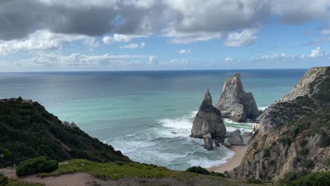 Bewölkter-Himmel-über-Ursa-Beach-In-Portugal