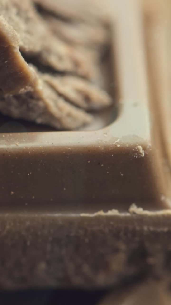 animación de la luz sobre el chocolate con leche rota