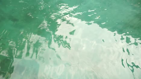 pequeñas olas de agua en la superficie de la piscina