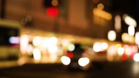 efecto bokeh del tráfico de la ciudad por la noche