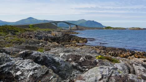 El-Puente-Storseisundet-En-La-Carretera-Atlántica-En-Noruega