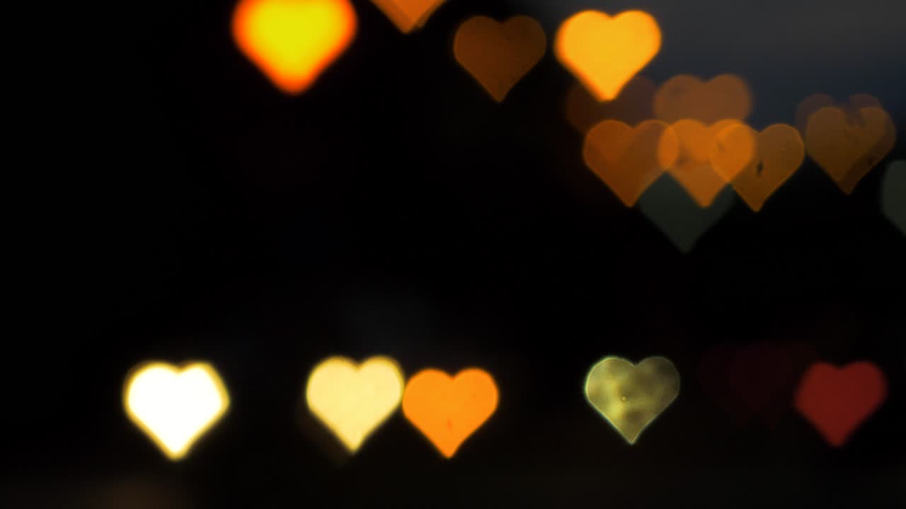 bokeh de hermosos corazones del camión en movimiento y los semáforos en la noche, el día de san valentín, el día de la boda o las redes sociales como concepto de fondo