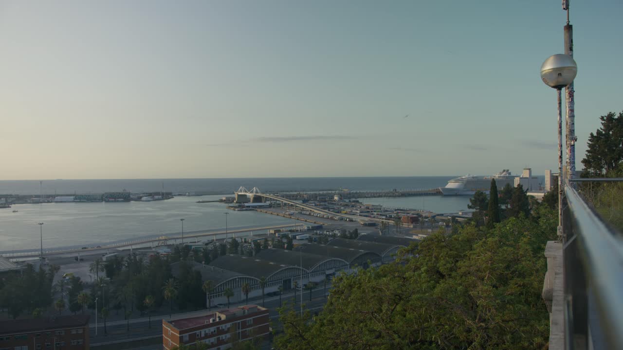 кафе ledge seaport view, барселона, испания городской горизонт с золотым восходом солнца в 6k, когда птицы летают