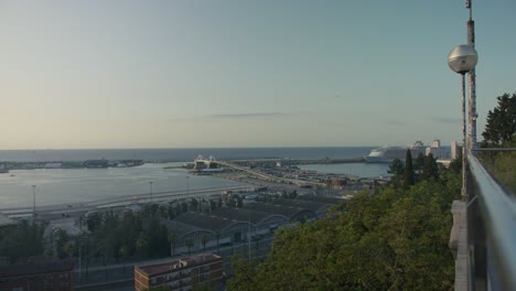 vista del puerto del café ledge, barcelona españa horizonte de la ciudad con el amanecer dorado en 6k mientras los pájaros vuelan