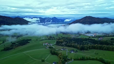 Paisaje-De-Montaña-Brumoso-Con-Una-Vista-Aérea-En-Un-Entorno-Verde-Y-Exuberante-En-Europa