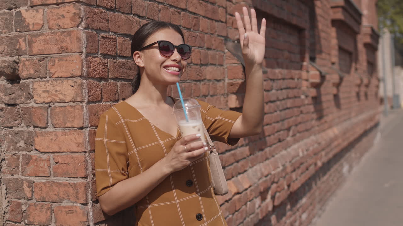 mujer bebiendo café helado al aire libre