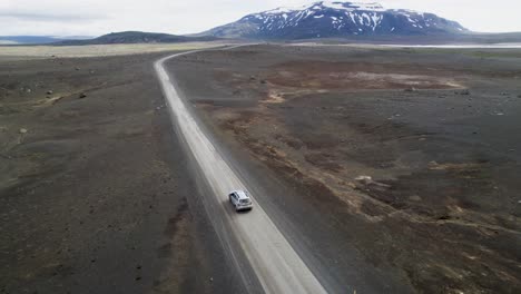 Conducción-De-Automóviles-En-Terreno-Accidentado-En-El-Desierto-De-Islandia