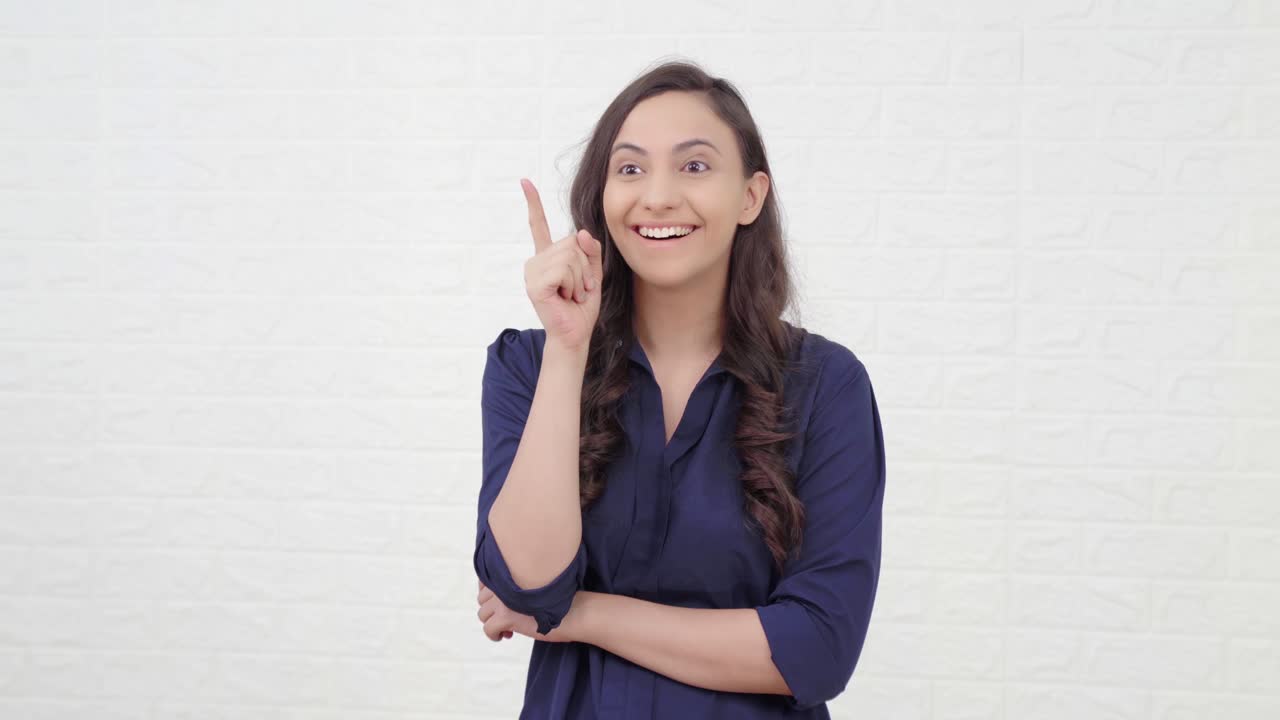 Ragazza indiana carina che ha avuto un'idea