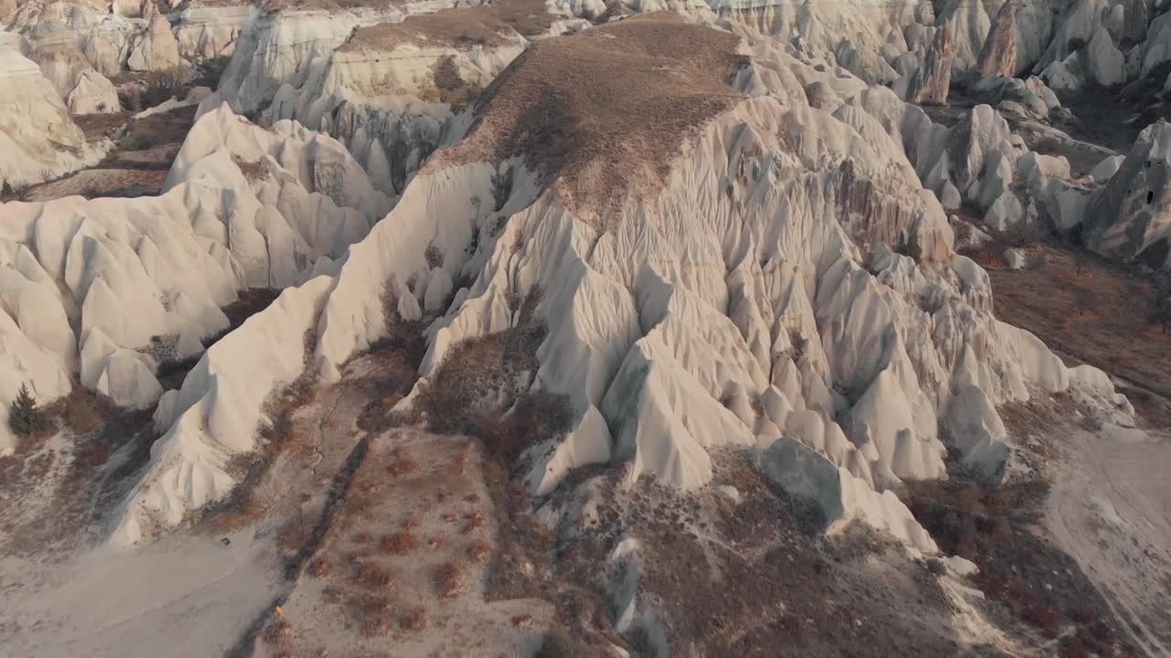imágenes aéreas de drones de 4k sobrevolando y revelando el paisaje inusual de los valles y formaciones rocosas de capadocia en el centro de turquía