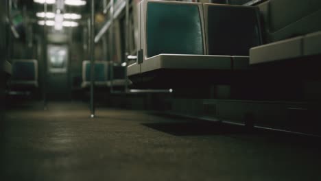 el vagón del metro en ee.uu. está vacío debido a la epidemia de coronavirus covid-19