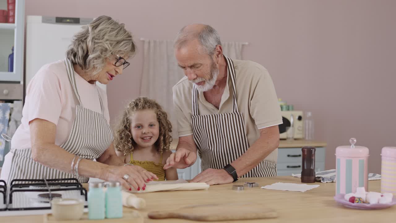 Nonni che cucinano con la nipote