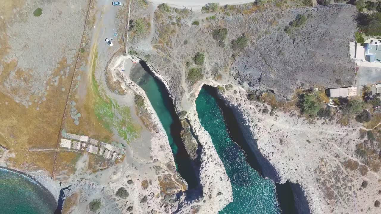 vista aérea de drones de las icónicas cuevas lunares volcánicas de tiza blanca de papafragas, isla de milos, cícladas, grecia