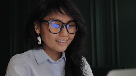 joven mujer de negocios con cabello largo y suelto en gafas de primer plano