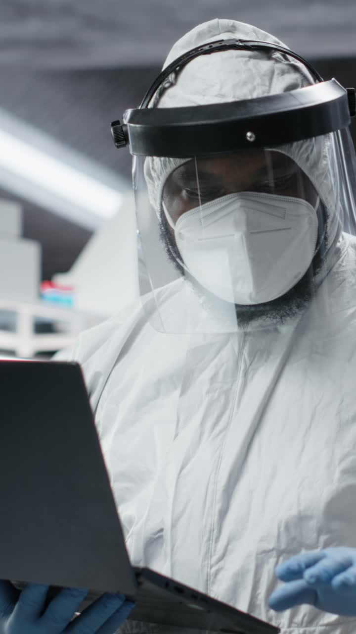Video verticale: un medico in un laboratorio di rischio biologico conduce una sperimentazione medica su un paziente contagioso