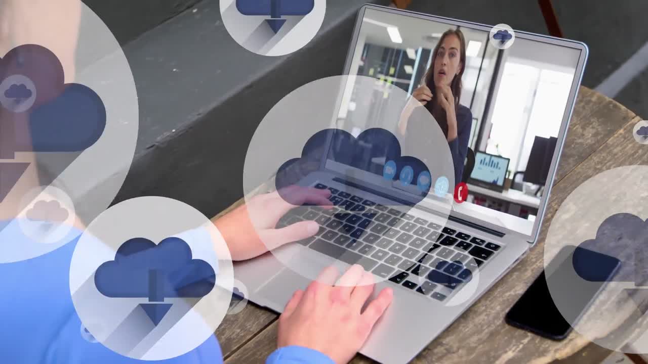 animación de iconos de nubes que se mueven sobre una mujer caucásica discutiendo con un colega a través de una videollamada