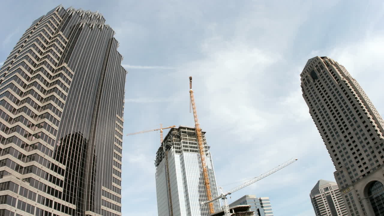 las nubes ruedan sobre los rascacielos y un sitio de construcción a medida que pasa el día en el centro de atlanta georgia