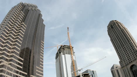 las nubes ruedan sobre los rascacielos y un sitio de construcción a medida que pasa el día en el centro de atlanta georgia
