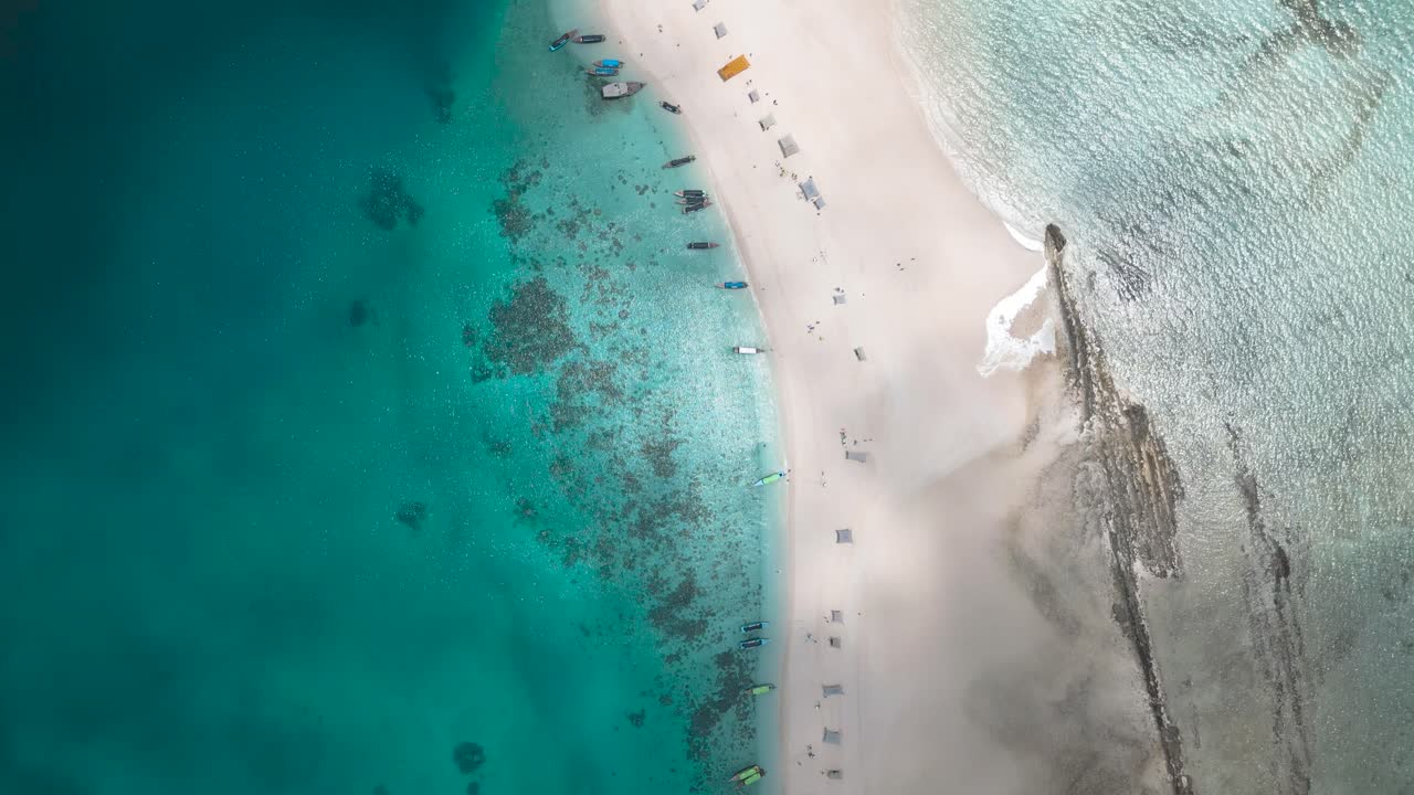 Hint Okyanusu'nda turkuaz sulara sahip bir cennet adası olan Zanzibar'ın drone görüntüsü.