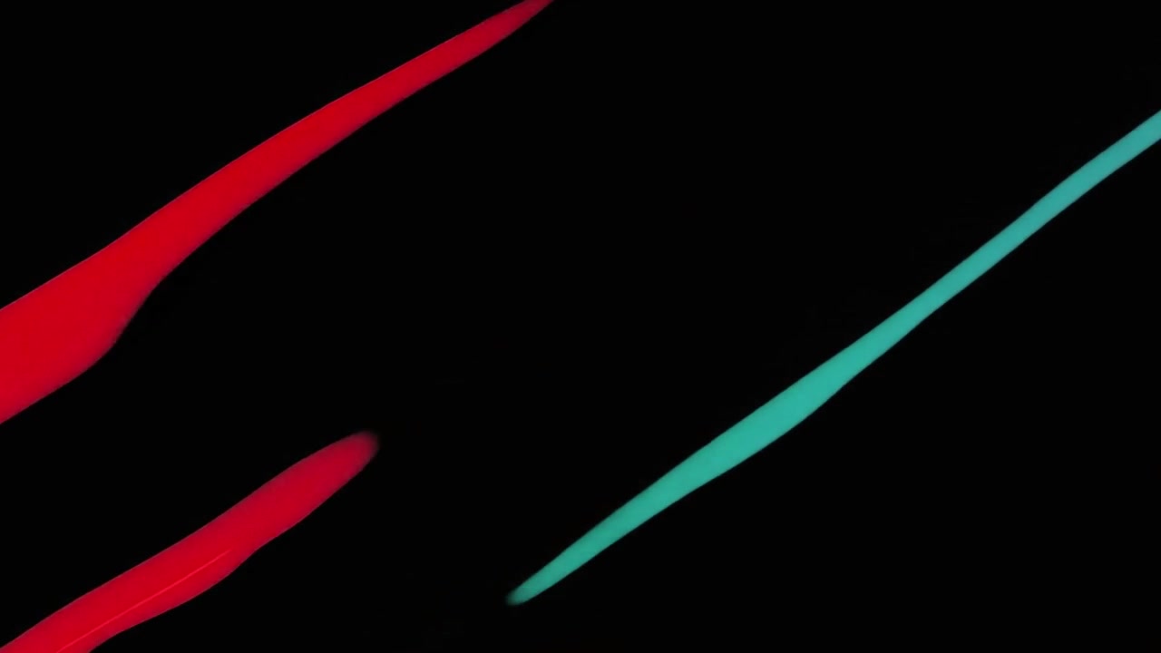 Movimiento abstracto de estelas líquidas de neón luminosas sobre fondo negro