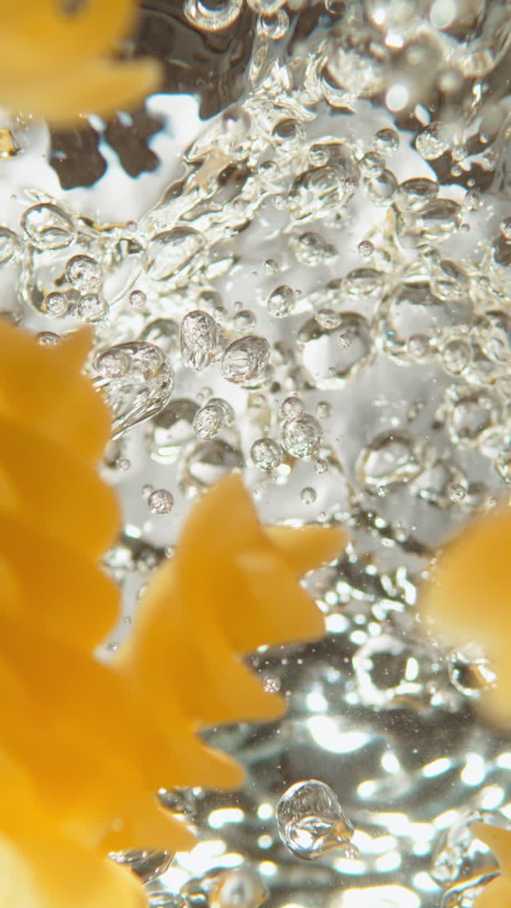 Pasta che bolle nell'acqua