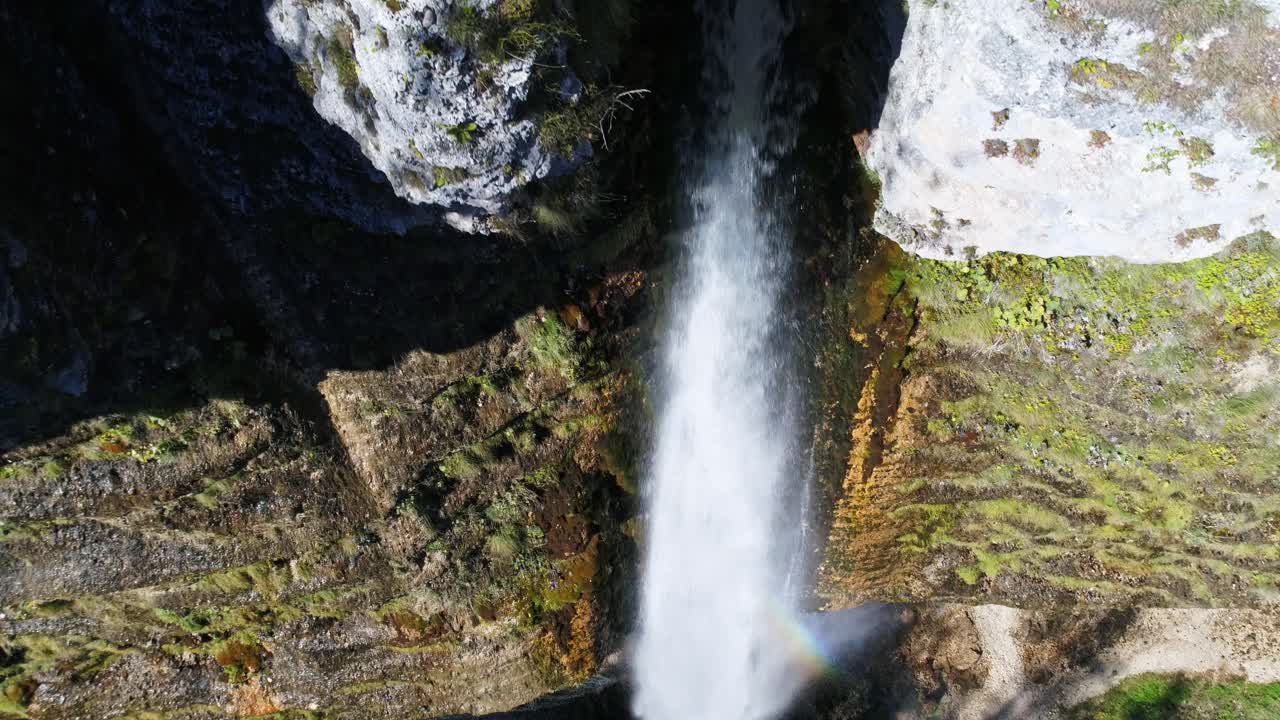 vista aérea ascendente a lo largo de la cascada pericnik que fluye verticalmente desde las empinadas montañas rocosas en el parque nacional triglav