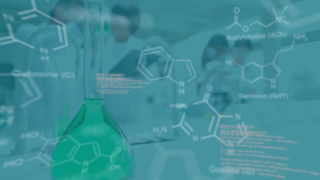 Scienziati che lavorano in un laboratorio mentre dati bianchi si muovono in primo piano
