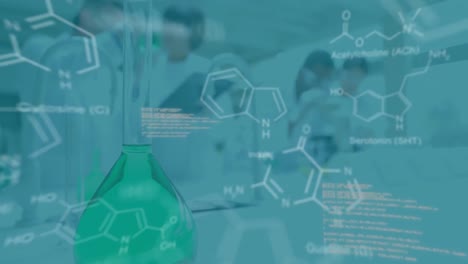 científicos trabajando en un laboratorio mientras los datos blancos se mueven en primer plano