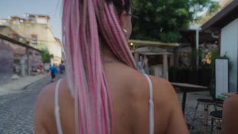 gente caminando por una calle soleada