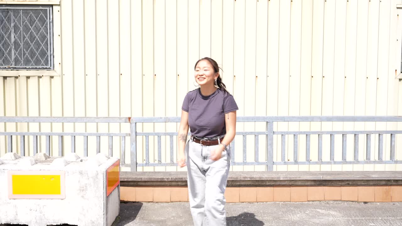 야외에서 춤을 추는 여자