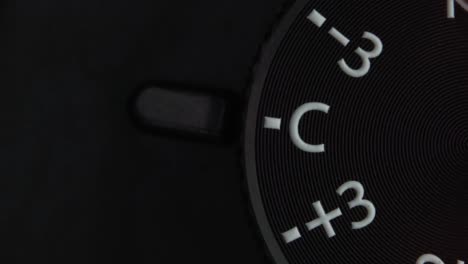 vista macro extrema del cambio de los indicadores de la rueda de compensación de exposición en la cámara sin espejo o dslr, imágenes detalladas. estilo vintage retro. concepto de equipo fotográfico o de cineasta.