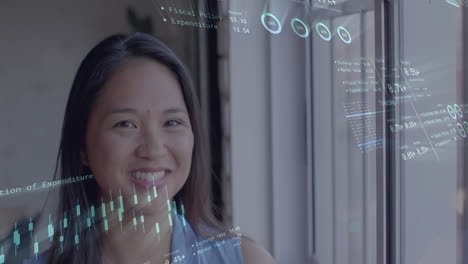 animación del procesamiento de datos financieros sobre una mujer de negocios biracial en la oficina