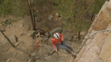 arrampicatore su una roccia a parete