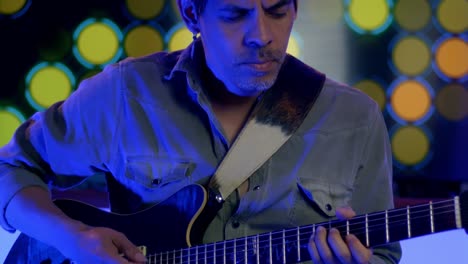 primo piano del musicista che suona la chitarra con fiducia