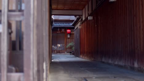 일본 교토에 있는 레스토랑으로 이어지는 일본 골목길, 일본 소프트 라이팅 슬로우 모션 4k