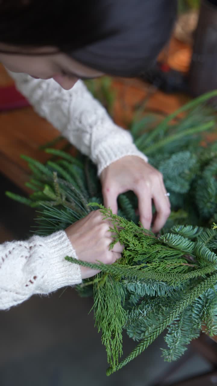 haciendo una corona de navidad