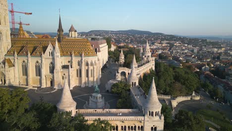 Fischerbastei-Bei-Sonnenaufgang-In-Budapest---Filmischer-Drohnenflug