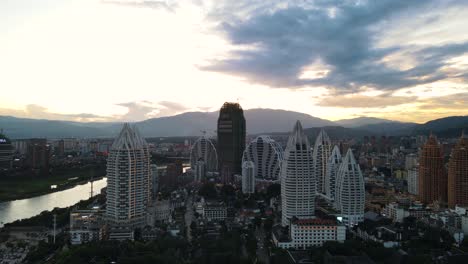 Horizonte-De-La-Ciudad-De-Xishuangbanna-Jinghong-Al-Atardecer-En-China,-Antena