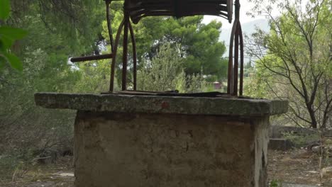 material de archivo del viejo pozo abandonado oxidado 120fps