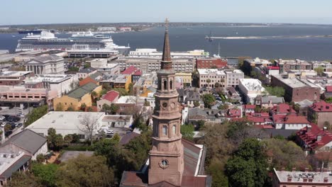 Parallax-Schwenk-Luftaufnahme-Des-Turms-Auf-Der-St.-Philips-Kirche-In-Charleston,-South-Carolina