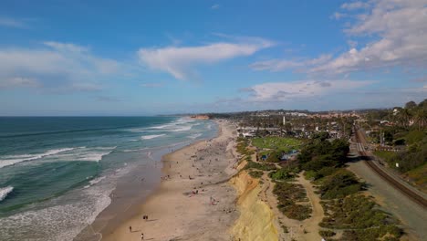 Vista-Panorámica-De-La-Playa-Del-Mar-En-San-Diego,-California---Toma-Aérea-De-Un-Dron